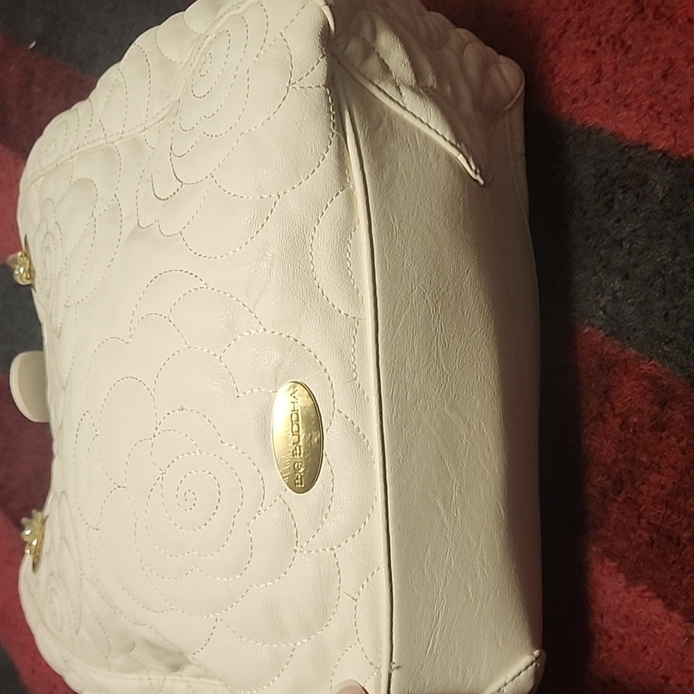 Chic White Quilted Shoulder Bag with Gold Chain - Picture 8 of 10